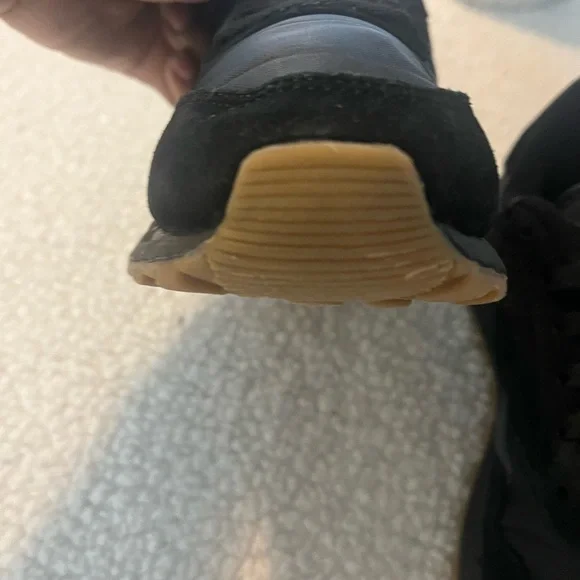 Women’s Black Classic Reebok Sneakers with Gum Sole - Picture 7 of 15